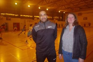Damien Belhumeur et Nolwenn Kerrinckx pendant l’entraînement des jeunes au gymnase Max-Jacob. En 2019, le club avait proposé d’acheter une autolaveuse et de nettoyer lui-même la halle de Penhars, sans rencontrer d’écho favorable. | OUEST-FRANCE