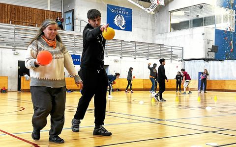 Marie-Laure suit attentivement les conseils de Mathieu, apprenti éducateur de handball, pour atteindre sa cible. « Un jeu d’enfant », confie-t-elle fièrement.